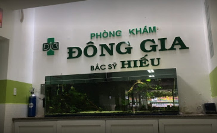 Chuyen gia thuc hien cham cuu tri lieu cho benh nhan tai phong kham Dong y.
